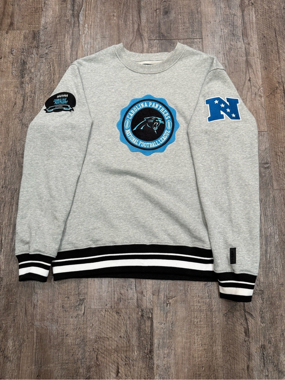 NFL Carolina Panthers Pro Standard Crest Emblem Pullover Sweatshirt | XL